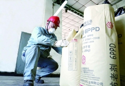 南化公司崗位職工檢查防老劑6PPD產品。 企業供圖